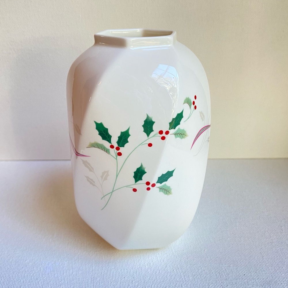 Holiday Splendor vintage vase by Christopher Stuart swirled hexagon with holly